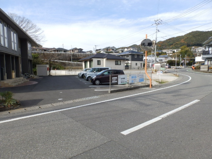 アメージングパルの駐車場|前面道路＆敷地入口