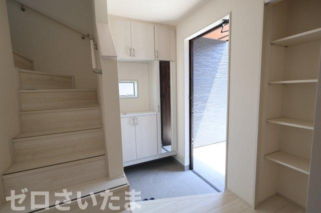 《仲介手数料無料》川越市今成２丁目14-8新築一戸建てブルーミングガーデンの玄関