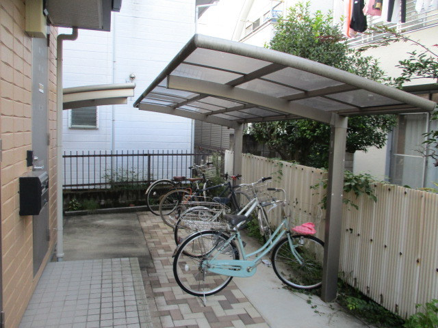 Ｋ’ｓＣｒｅｓｔのロビー|屋根付駐輪場