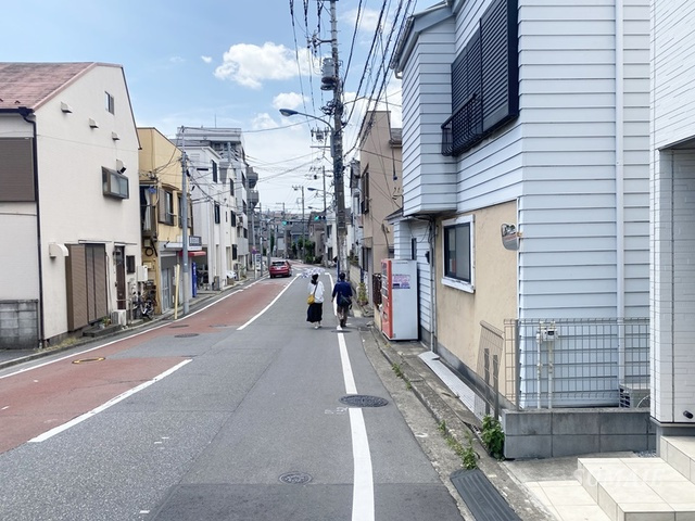 シャトン王子神谷の外観|建物前の道路です
