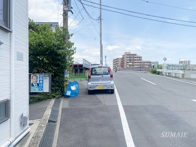シャトン王子神谷のその他|建物前の道路です