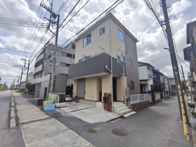 越谷市蒲生２丁目中古戸建の外観|角地のため、開放感がすごい！