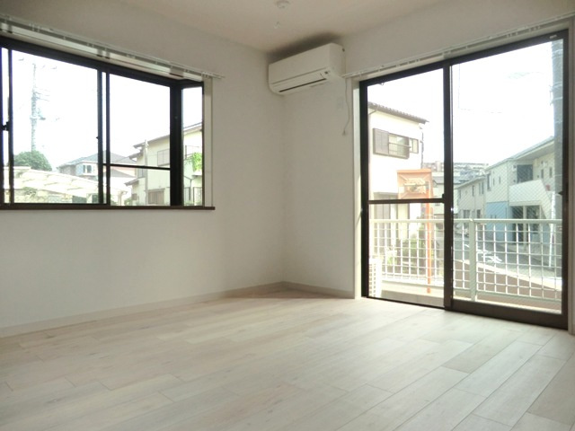 ミラヒルズの居間・リビング|★２階・南東角部屋出窓付き！日当たり良好です★