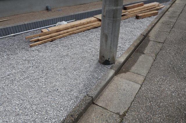 《仲介手数料無料》川越市今成２丁目1-3新築一戸建てグラファーレの外観|敷地内に電柱が入っています。