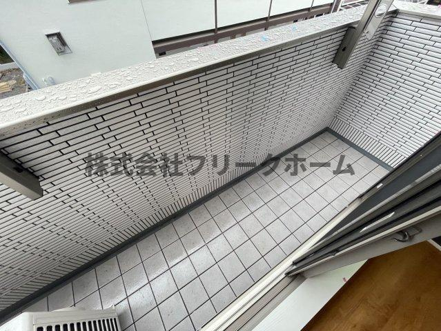 三鷹市井の頭３丁目のアパートのバルコニー