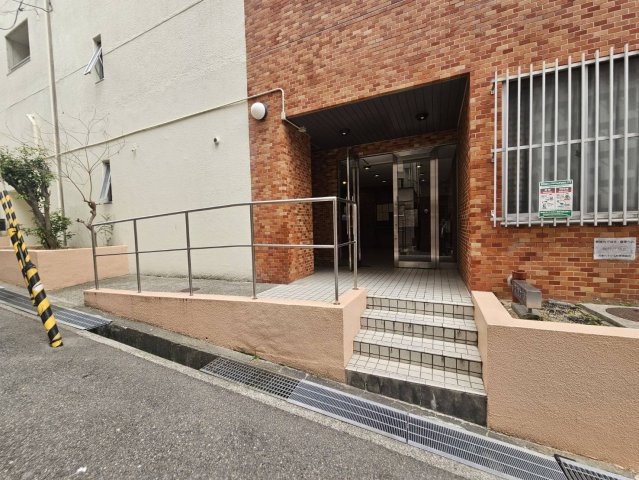 万葉ハイツ元町のエントランス