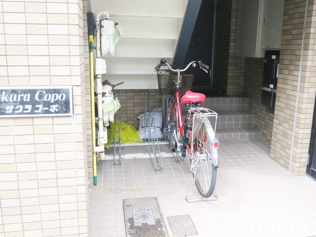 サクラコーポのエントランス|駐輪場です☆（数に限りあり）