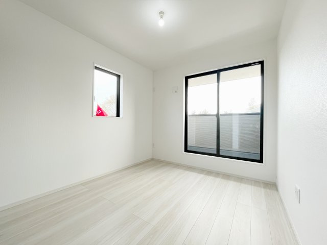 新築戸建・新築建売　玉村町9期　芝根小学校・南中学校の洋室|インナーバルコニーに面しているので直射日光を避けつつ柔らかい日差しを取り込みます！