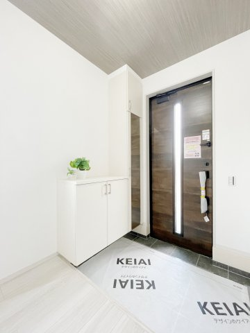 新築戸建・新築建売　玉村町9期　芝根小学校・南中学校の玄関|鏡付きの玄関収納はお出かけ前の身だしなみチェックもばっちり♪