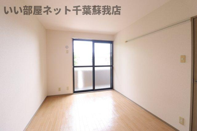 ランドウィン　六番館の寝室|広くて明るい寝室