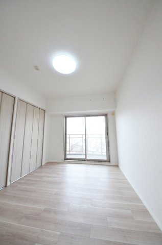 ローレルコート観音新町の洋室|各居室に機能的なクローゼットを完備。タンスなどの大型家具を買い足す必要がないため、お部屋の面積を最大限に活かせます。