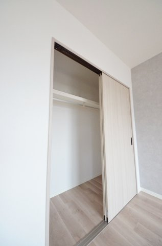 ローレルコート観音新町の収納|各居室に機能的なクローゼットを完備。タンスなどの大型家具を買い足す必要がないため、お部屋の面積を最大限に活かせます。