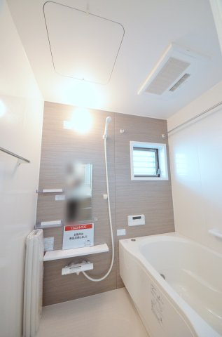 ローレルコート観音新町の浴室|人気の換気乾燥暖房機付き。広々としたサイズの浴室を採用。足を伸ばして肩までゆったり浸かれるバスタブで、一日の疲れを心地よく解きほぐせます。