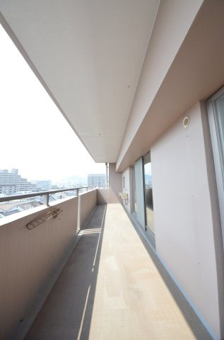 ローレルコート観音新町のバルコニー|屋根に守られたバルコニー。お出かけ中の急な雨でも洗濯物が濡れにくく安心です。