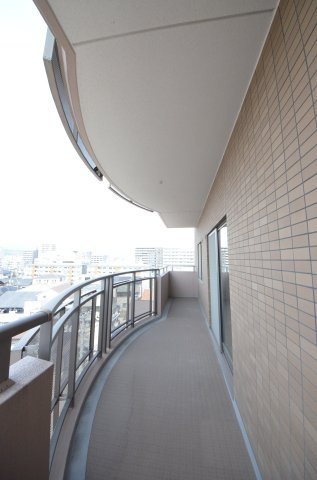 ローレルコート観音新町のバルコニー|角部屋の為、バルコニーは三か所あります