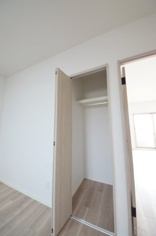 ローレルコート観音新町の収納|各居室に機能的なクローゼットを完備。タンスなどの大型家具を買い足す必要がないため、お部屋の面積を最大限に活かせます。