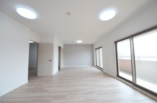 ローレルコート観音新町の居間・リビング|2026年1月フルリノベーション済
南西向きで陽当良好です