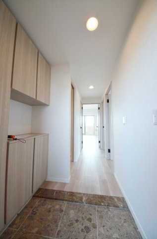 ローレルコート観音新町の玄関|玄関にはシューズボックスあり。
玄関周りの収納スペースもしっかり確保されています。