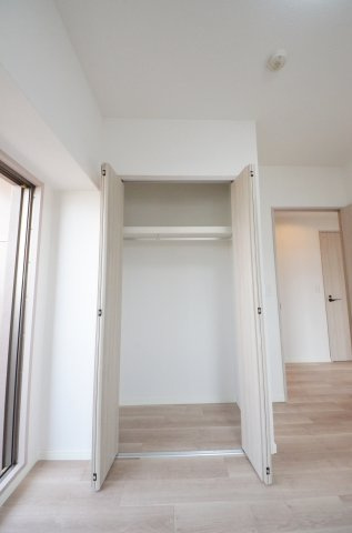 ローレルコート観音新町の収納|各居室に機能的なクローゼットを完備。タンスなどの大型家具を買い足す必要がないため、お部屋の面積を最大限に活かせます。