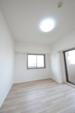 ローレルコート観音新町の洋室|各居室に機能的なクローゼットを完備。タンスなどの大型家具を買い足す必要がないため、お部屋の面積を最大限に活かせます。