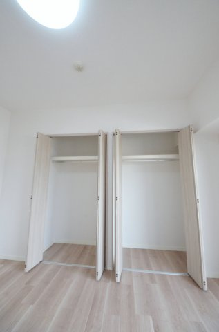 ローレルコート観音新町の収納|各居室に機能的なクローゼットを完備。タンスなどの大型家具を買い足す必要がないため、お部屋の面積を最大限に活かせます。