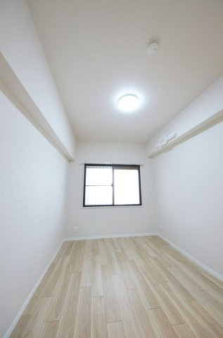 藤和シティコープ舟入の洋室|各居室に機能的なクローゼットを完備。タンスなどの大型家具を買い足す必要がないため、お部屋の面積を最大限に活かせます。