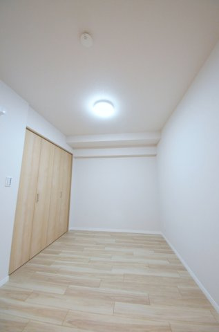 藤和シティコープ舟入の洋室|各居室に機能的なクローゼットを完備。タンスなどの大型家具を買い足す必要がないため、お部屋の面積を最大限に活かせます。