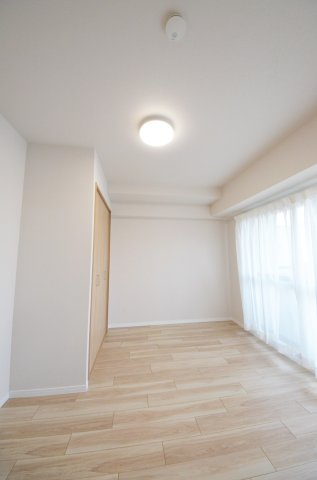 藤和シティコープ舟入の洋室|各居室に機能的なクローゼットを完備。タンスなどの大型家具を買い足す必要がないため、お部屋の面積を最大限に活かせます。