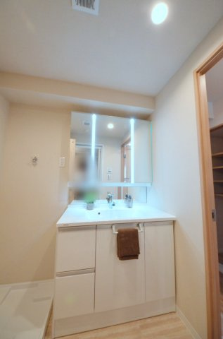 藤和シティコープ舟入の独立洗面台|清潔感あふれるシャワー付洗面台と洗面室。鏡の裏には、歯ブラシや化粧品、ドライヤーまでスッキリ収まる大容量の収納スペースがあります。