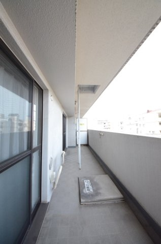 藤和シティコープ舟入のバルコニー|屋根に守られたバルコニー。お出かけ中の急な雨でも洗濯物が濡れにくく安心です。