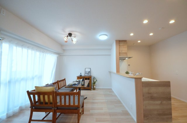 藤和シティコープ舟入の居間・リビング|2025年11月フルリノベーション済
東南向きで陽当良好です