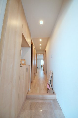 藤和シティコープ舟入の玄関|玄関にはシューズボックスあり。
玄関周りの収納スペースもしっかり確保されています。