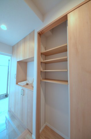 藤和シティコープ舟入の収納|廊下にも収納スペースがあります