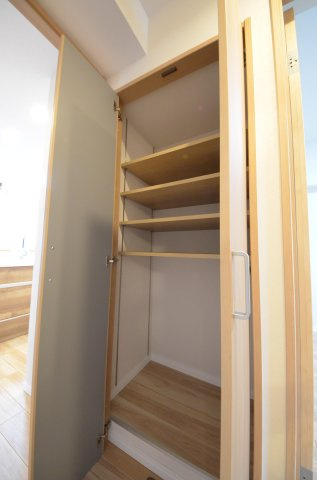藤和シティコープ舟入の収納|廊下にも収納スペースがあります