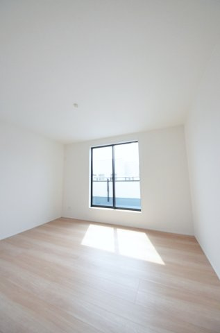美鈴が丘西四丁目の洋室|各居室に機能的なクローゼットを完備。タンスなどの大型家具を買い足す必要がないため、お部屋の面積を最大限に活かせます。