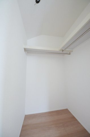 美鈴が丘西四丁目の収納|各居室に機能的なクローゼットを完備。タンスなどの大型家具を買い足す必要がないため、お部屋の面積を最大限に活かせます。