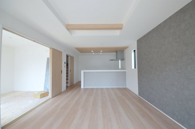 美鈴が丘西四丁目の居間・リビング|南向きで陽当たりが良く、窓の多いリビング空間。オープンタイプの対面式キッチンでリビングが隅まで見渡せます。キッチンにいながら小さなお子様にも目が届き安心です。