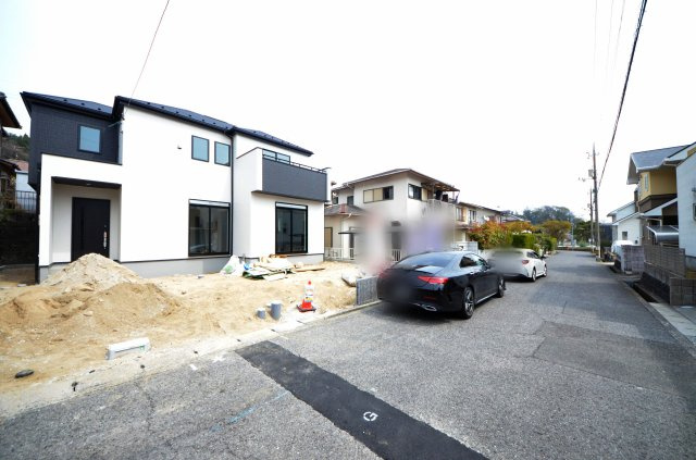 美鈴が丘西四丁目の前面道路含む現地写真|前面道路は交通量が少なく駐車楽々