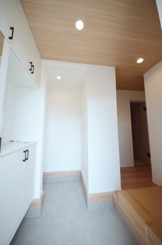 美鈴が丘西四丁目の玄関|玄関には大容量のシューズボックスあり。
玄関周りの収納スペースもしっかり確保されています。