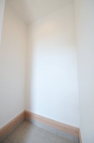 美鈴が丘西四丁目の収納|玄関横には、靴だけでなくベビーカーやアウトドア用品、ゴルフバッグも丸ごと収まる大容量のシューズインクローゼットがあります