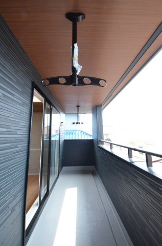 美鈴が丘緑二丁目のバルコニー|屋根のあるバルコニー
急な雨でも安心です
