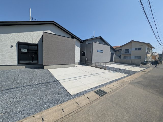水戸市東台　1期　新築戸建　4号棟の外観|現地完成済で建物や駐車場、お庭も全てご覧いただけます。
陽当たりや敷地の広さをご確認できます！
本日のご見学も可能です♪
お気軽にお電話またはお問い合わせください。