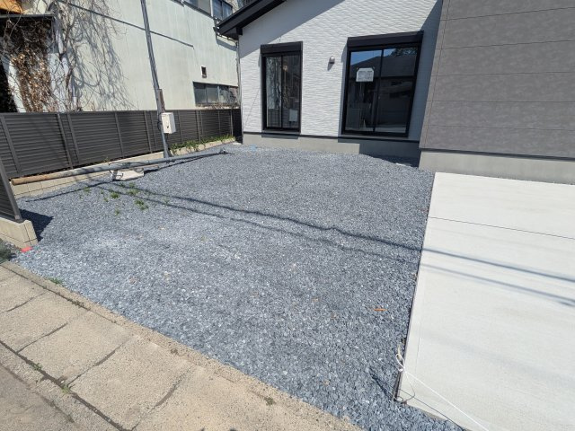 水戸市東台　1期　新築戸建　4号棟の庭|リビングに明るい光を届ける広々とした南庭。
お子様の遊び場やペットのスペースとしても最適です。
室内外で心地よい暮らしが叶います。
