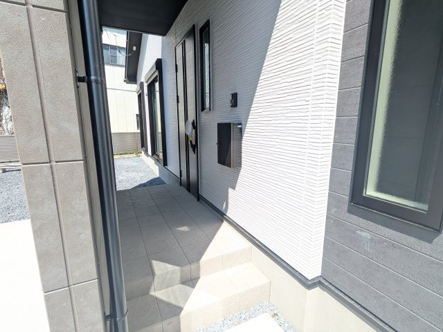 水戸市東台　1期　新築戸建　4号棟の玄関|お洒落な玄関ドアと洗練された外壁デザイン。家の顔にふさわしい上質な佇まいで、ご家族やお客様を迎えます。