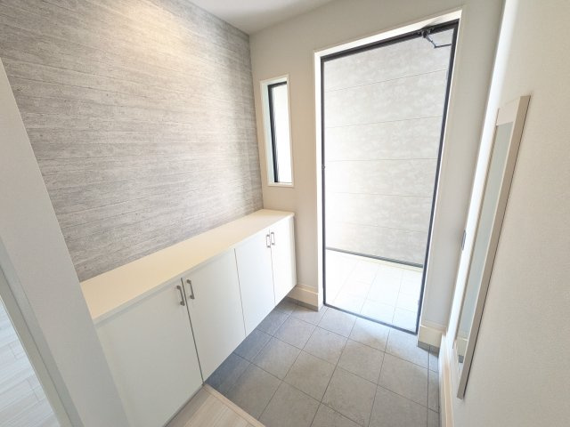 水戸市東台　1期　新築戸建　4号棟の玄関|家族全員の靴がスッキリ片付く大容量シューズボックス完備。
お客様を気持ちよく迎えられる、明るく清潔感あふれる玄関です。