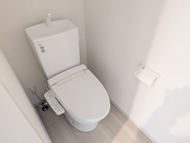 水戸市東台　1期　新築戸建　4号棟のトイレ|高い節水性能で、水道代を大幅にカット。環境とお財布に優しく、家計をしっかりサポートします。
もちろん温水洗浄便座付きです♪