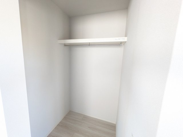水戸市東台　1期　新築戸建　2号棟の収納|大容量のウォークインクローゼット。衣類はもちろん、スーツケースや季節の家電もまとめて収納でき、居室空間をすっきりと保ちます。