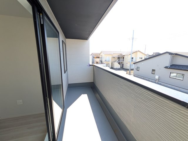 水戸市東台　1期　新築戸建　2号棟のバルコニー|洗濯物も布団もまとめて干せるワイド設計。
広々としたワイドバルコニーで、家事の効率が上がり、日々の暮らしが快適になります。