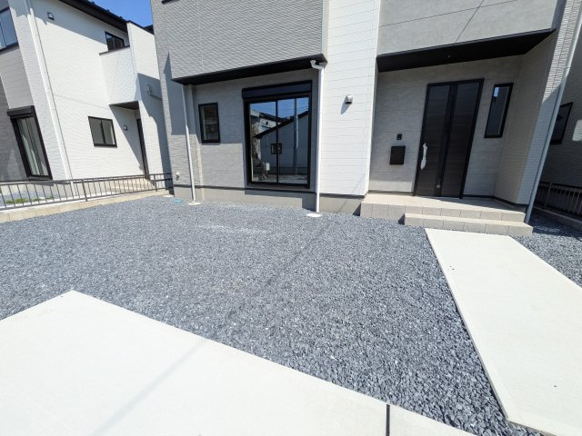水戸市東台　1期　新築戸建　2号棟の庭|リビングに明るい光を届ける広々とした南庭。
お子様の遊び場やペットのスペースとしても最適です。
室内外で心地よい暮らしが叶います。