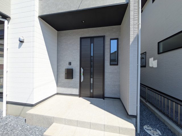 水戸市東台　1期　新築戸建　2号棟の玄関|お洒落な玄関ドアと洗練された外壁デザイン。家の顔にふさわしい上質な佇まいで、ご家族やお客様を迎えます。